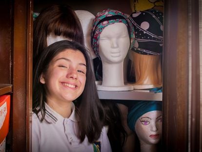 Martina Rocca en la fábrica de pelucas que fundó en la ciudad argentina de Ushuaia.