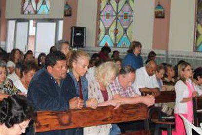 Los padres de la joven holandesa Kris Kremers, Mans (c) y Roeli Kremers (c-i), participan en un servicio religioso en Boquete, en la provincia de Chiriquí, al oeste de Panamá.