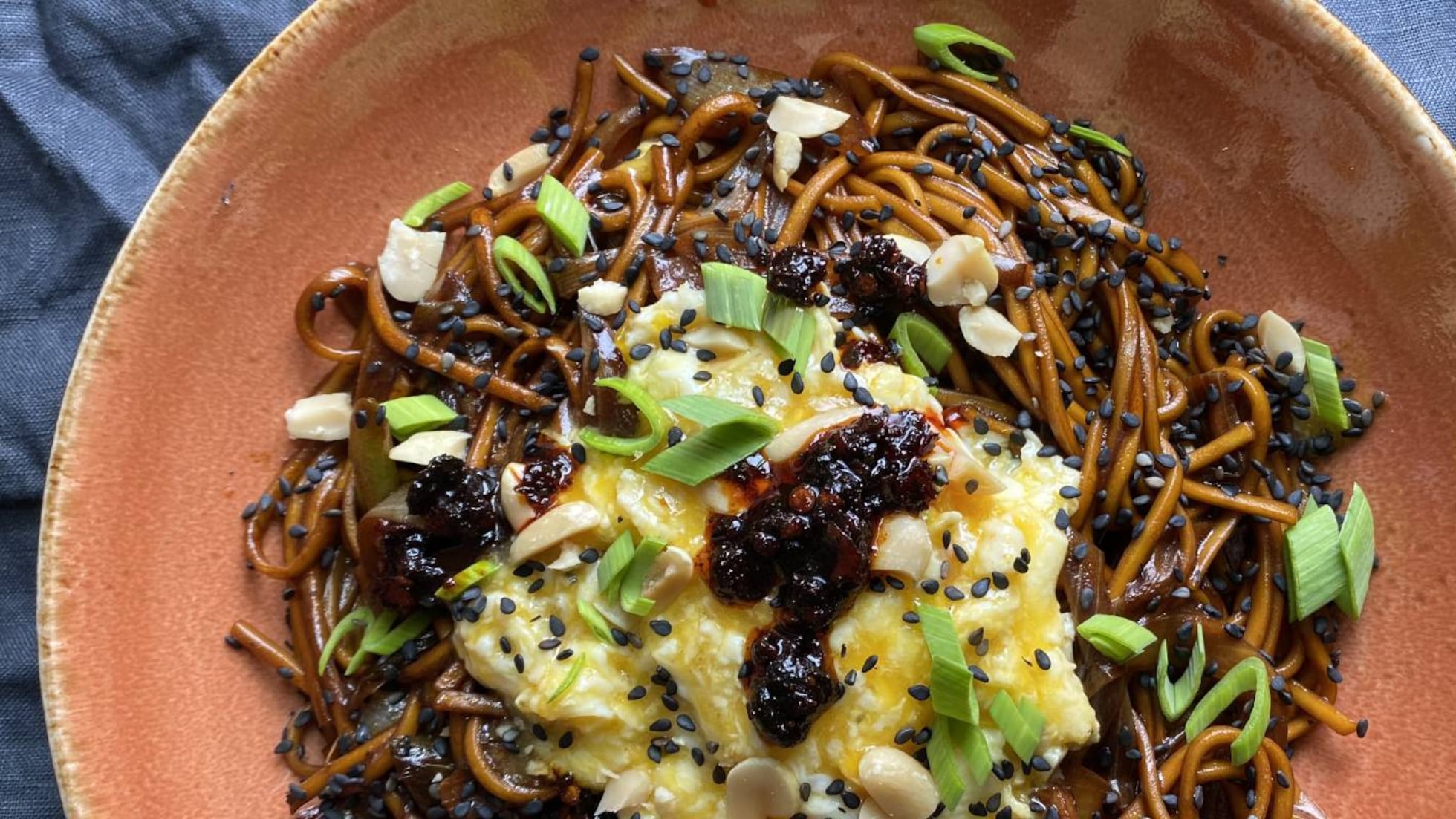 Fideos con berenjenas, ajos tiernos y huevo | Recetas | Gastronomía | EL  PAÍS