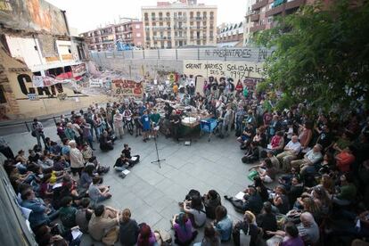 Assemblea a Can Vies, una setmana després del seu enderrocament parcial, l'any passat.