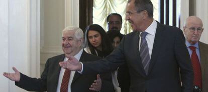 Los ministros de Exteriores de Siria y Rusia, Walid Mualem y Sergu&eacute;i L&aacute;vrov (derecha), hoy en Mosc&uacute;.