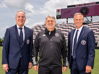 Fotografía cedida por el Inter Miami CF, que muestra a su nuevo entrenador, el argentino Gerardo 'Tata' Martino con Jorge Mas (izquierda) y el director deportivo, Chris Henderson.