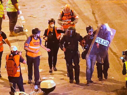 Imagen de la detención del fotoperiodista Albert Garcia, el 18 de octubre de 2019 en la plaza Urquinaona de Barcelona.