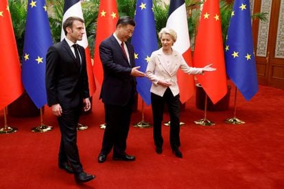 De izquierda a derecha: el presidente de Francia, Emmanuel Macron, el presidente de China, Xi Jinping, y la presidenta de la Comisión Europea, Ursula von der Leyen, en abril pasado.
