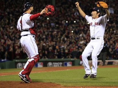 Uehara y Ross celebran la victoria de los Red Sox.