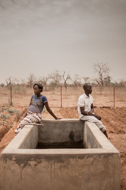 Dos agricultores descansan sobre un tanque que contiene agua después de un día de trabajo. En Loumbilà, los que practican la agroecología se reúnen en una asociación y tienen un campo donde prueban nuevas técnicas para optimizar el uso del agua, que siempre falta en estas zonas.