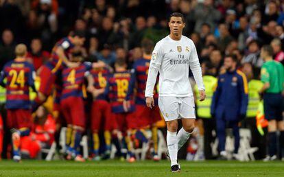 La mirada perdida de Cristiano Ronaldo mientras los jugadores del Barcelona celebran uno de sus cuatro goles