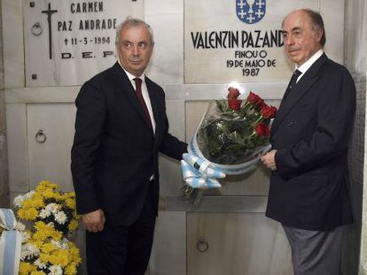 Pachi V&aacute;zquez (izquierda) y Alfonso Paz-Andrade durante una ofrenda floral en la tumba del padre de este &uacute;ltimo.