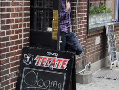 Vista de un anuncio afuera del hist&oacute;rico The Stonewall Inn en Nueva York.