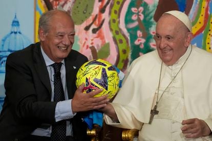 El Papa Francisco recibe un balón de fútbol de José María del Corral, presidente de Scholas Occurrentes.