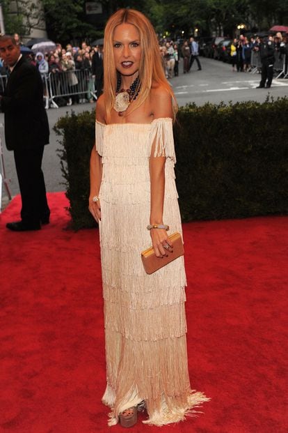 La estilista Rachel Zoe en clave flapper con vestido de flecos.