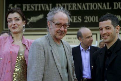 Jean-Luc Godard (centro) posa en las escaleras del palacio del Festival Internacional de Cannes de 2001 con sus actores Cecile Camp y Bruno Putzulu (a la derecha), a su llegada al estreno de la película 'Elogio del amor'.