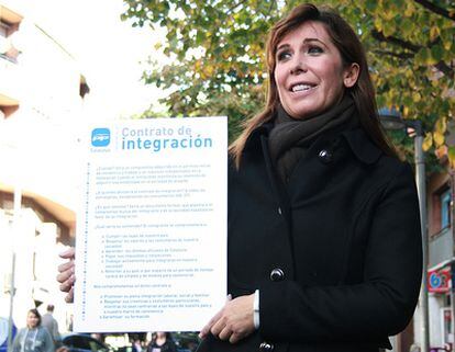 La candidata del PP catalán ha mostrado hoy en Santa Coloma una propuesta calcada a la que realizó Rajoy en 2008.