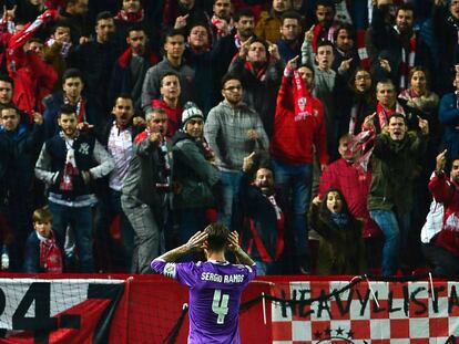 Sergio Ramos se encara con los hinchas radicales del Sevilla después de marcar el 3-2 en Copa.