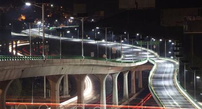 Entrada en la autopista elevada Viaducto Bicentenario, construida y operada por OHL M&eacute;xico.