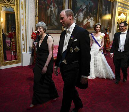 La primera ministra Theresa May llegó a la cena de gala acompañada de Guillermo de Inglaterra