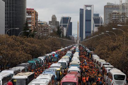 Autobuses de los manifestantes en el paseo de la Castellana de Madrid, este domingo.