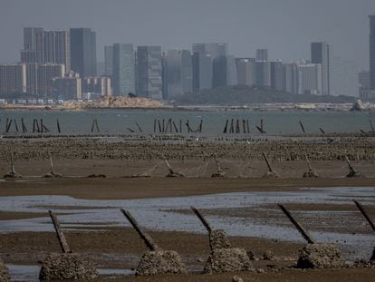 Fortificaciones antitanques en una de las playas de Kinmen, en Taiwán, frente a la ciudad china de Xiamen, fotografiadas el 9 de abril de 2023.