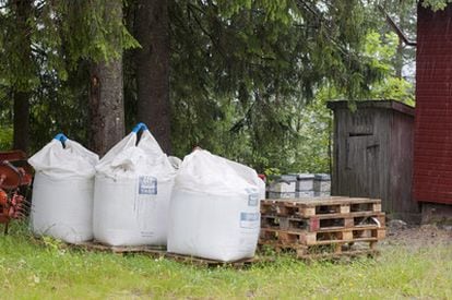 Sacos con fertilizante en una granja de Asta, al este de Hedemark, Noruega, propiedad de Anders Behring Breivik, presunto autor de los dos atentados que han costado la vida en el país a al menos 91 personas.