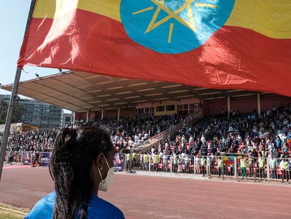Donantes de sangre para la campaña militar que lleva a cabo el Ejército etíope en Tigray cantan este miércoles el himno nacional en un estadio en Addis Abeba.
