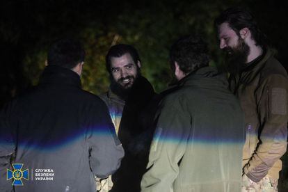 Ilia Samoilenko, a la derecha, en una imagen facilitada por las autoridades del momento en el que tuvo lugar, en la noche del miércoles, el intercambio de prisioneros en Chenihiv.