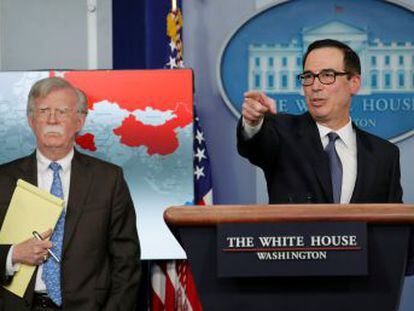 Washington presiona a Caracas congelando todos los fondos de la petrolera PDVSA en Estados Unidos. Maduro asegura que responderá a la medida emprendiendo acciones legales