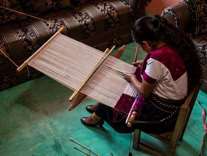En una fotografía de 2021, Francisca Pérez, artesana de San Andrés Larráinzar (Estado de Chiapas), trabaja en su telar de cintura.