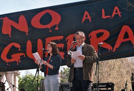 Baltasar Garzón y su hija María leyendo un manifiesto en 2003 contra la participación española en la guerra de Irak.