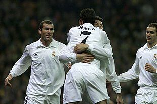 Morientes abraza a Raúl ante Zidane y Helguera, durante el partido contra el Depor.