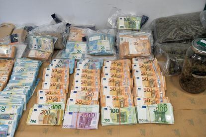 Material incautado por la Guardia Civil dentro de la operación Dragon Ball contra el narcotráfico y el blanqueo de capitales, en Ibiza.