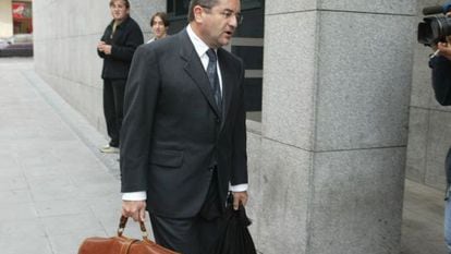 El abogado Txema Montero, a su llegada al Palacio de Justicia de Bilbao, para participar en la acusación particular en el caso Brouard. 
