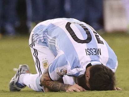 Lionel Messi lamenta el desv&iacute;o de su penal ante Chile.