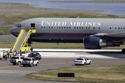 Imagen del avión de United Airlines que tuvo que ser desviado a Boston tras el altercado que provocó una pasajera.