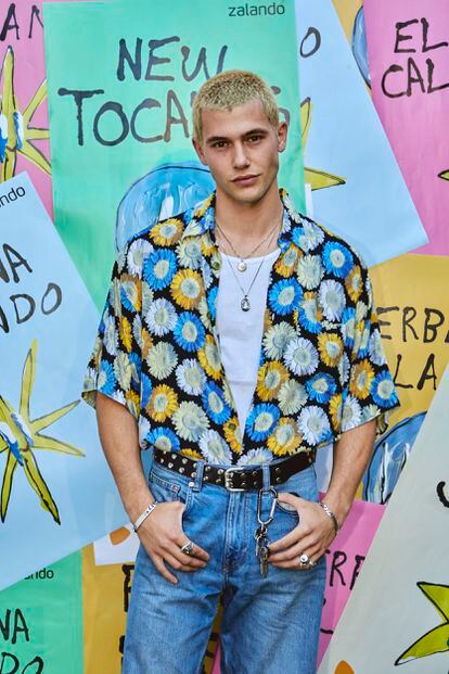 El modelo y actor Julio Taeño, con un clásico veraniego perenne: la camisa de flores. Esta huye de los tópicos tropicales y se viste de girasoles. Mención especial para el cinturón de tachuelas y el mosquetón a modo de llavero.