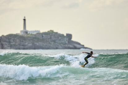Un surfista coge una ola en Somo, Cantabria, en agosto de 2023.