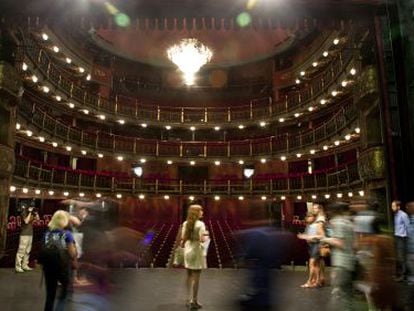 Un grupo de visitantes sobre el escenario del teatro Espa&ntilde;ol.