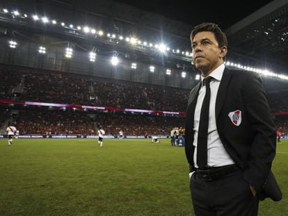 Marcelo Gallardo, entrenador de River Plate, antes del comienzo de un partido de la Recopa Sudamericana.