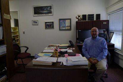 Harry Wilson, profesor del colegio Roanoke, en su oficina.