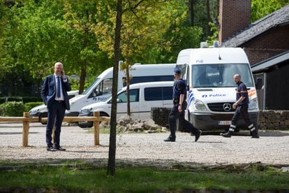 El gobernador de Limburgo, Jos Lantmeeters, en la entrada del parque nacional Hoge Kempen, donde se ubica el centro de mando para dar caza al militar huido. 