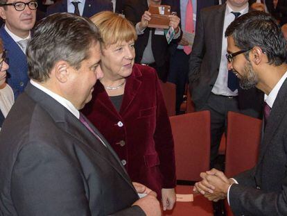 La canciller, Angela Merkel, junto al ministro de Economía, Sigmar Gabriel y el consejero delegado de Google, Sundar Pichai, en Saarbrücken, Alemania.