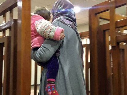 La francesa Melina Boughedir, detenida por pertenecer al ISIS, llega a un tribunal de Irak, junto a uno de sus hijos. Ha sido condenada a cadena perpetua.
