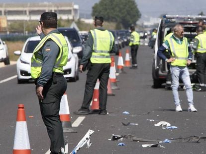 Agentes de la Guardia Civil de Tr&aacute;fico intervienen tras un accidente. 