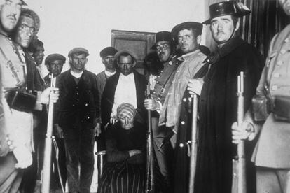 Castilblanco (Badajoz), el 1 de enero de 1932. Campesinos, detenidos por la Guardia Civil tras el levantamiento popular.