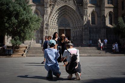 Turistas frente a la Catedral de Barcelona, ​​5 de agosto de 2021.