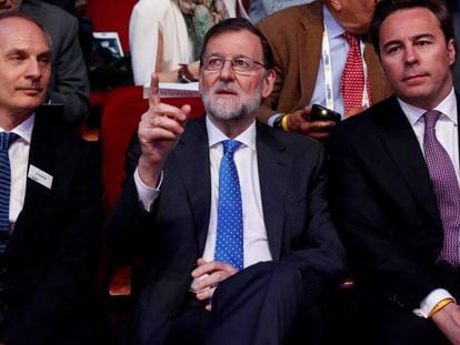 Dimas Gimeno, a la derecha, con Mariano Rajoy y el presidente del WRC, Ian McGarrigle, en la inauguración del Congreso.
