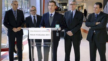 Feijóo (en el centro) con directivos de Citroën en su sede de París