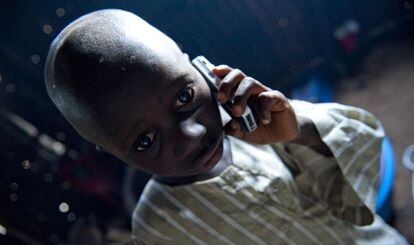 Un niño de la aldea nigerina de Takalafiya-Lapai utiliza un teléfono móvil.