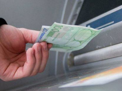 Un hombre saca euros de un cajero automático. EFE/Archivo