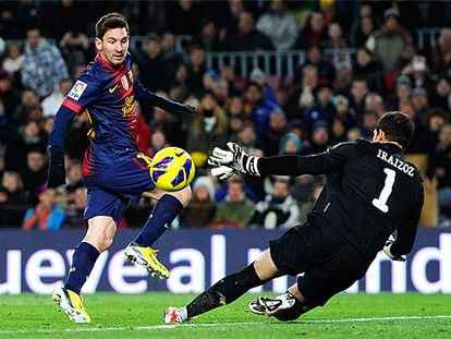 Messi pica el balón ante Iraizoz, portero del Athletic.