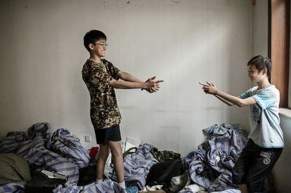 Algunos de los pacientes, como Huang Qi Jun (a la derecha de la imagen), tratan de salir de una espiral en la que llegaban a estar hasta 20 horas seguidas enganchados a Internet.